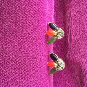 Trim stone stud earrings